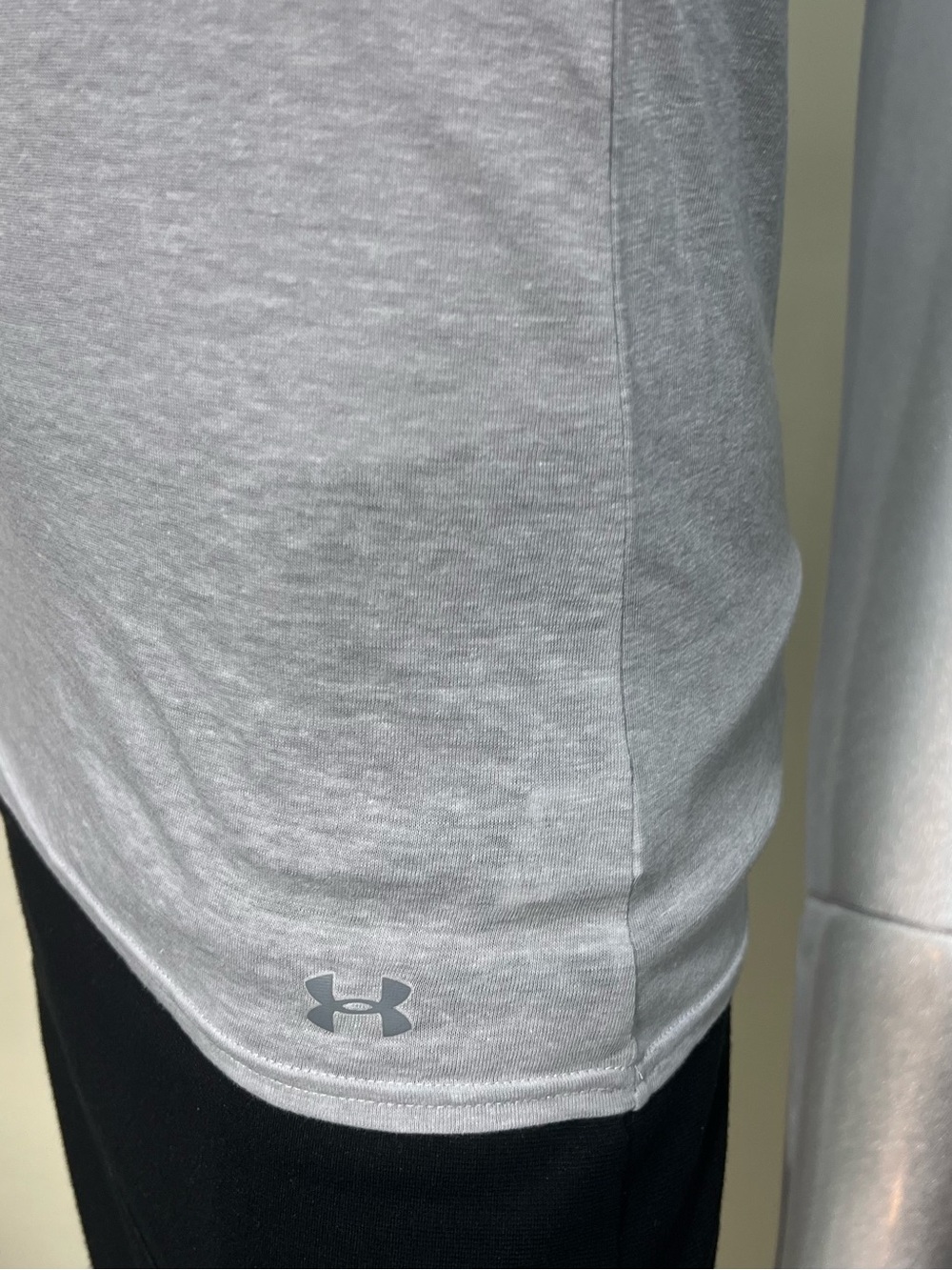 Under Armour Women’s Small Light Grey Thin V Neck T Shirt Heat Gear - Picture 9 of 16